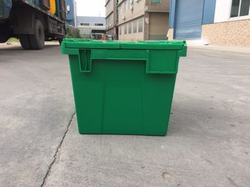 Κίτρινα πλαστικά συνημμένα καπάκια δοχείων αποθήκευσης που συσσωρεύονται για τη μεταφορά