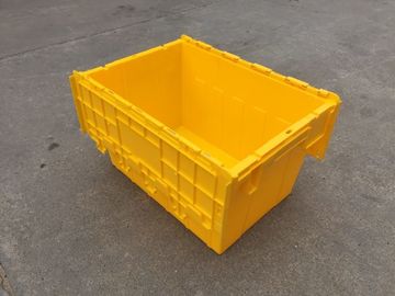 Κίτρινα πλαστικά συνημμένα καπάκια δοχείων αποθήκευσης που συσσωρεύονται για τη μεταφορά